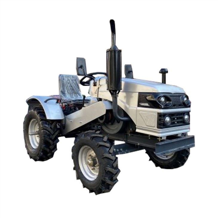 22 LE-s kis traktor